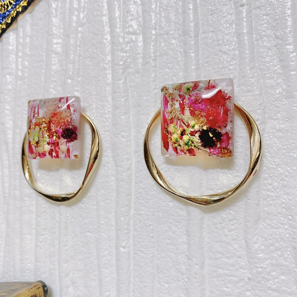 白と赤マーブル模様の耳飾り 推し活 揺れない ピアスorイヤリング