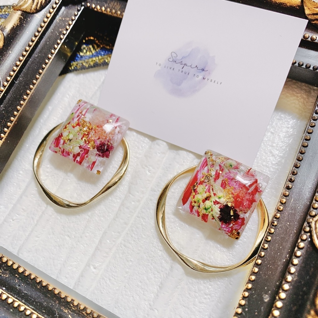 白と赤マーブル模様の耳飾り 推し活 揺れない ピアスorイヤリング