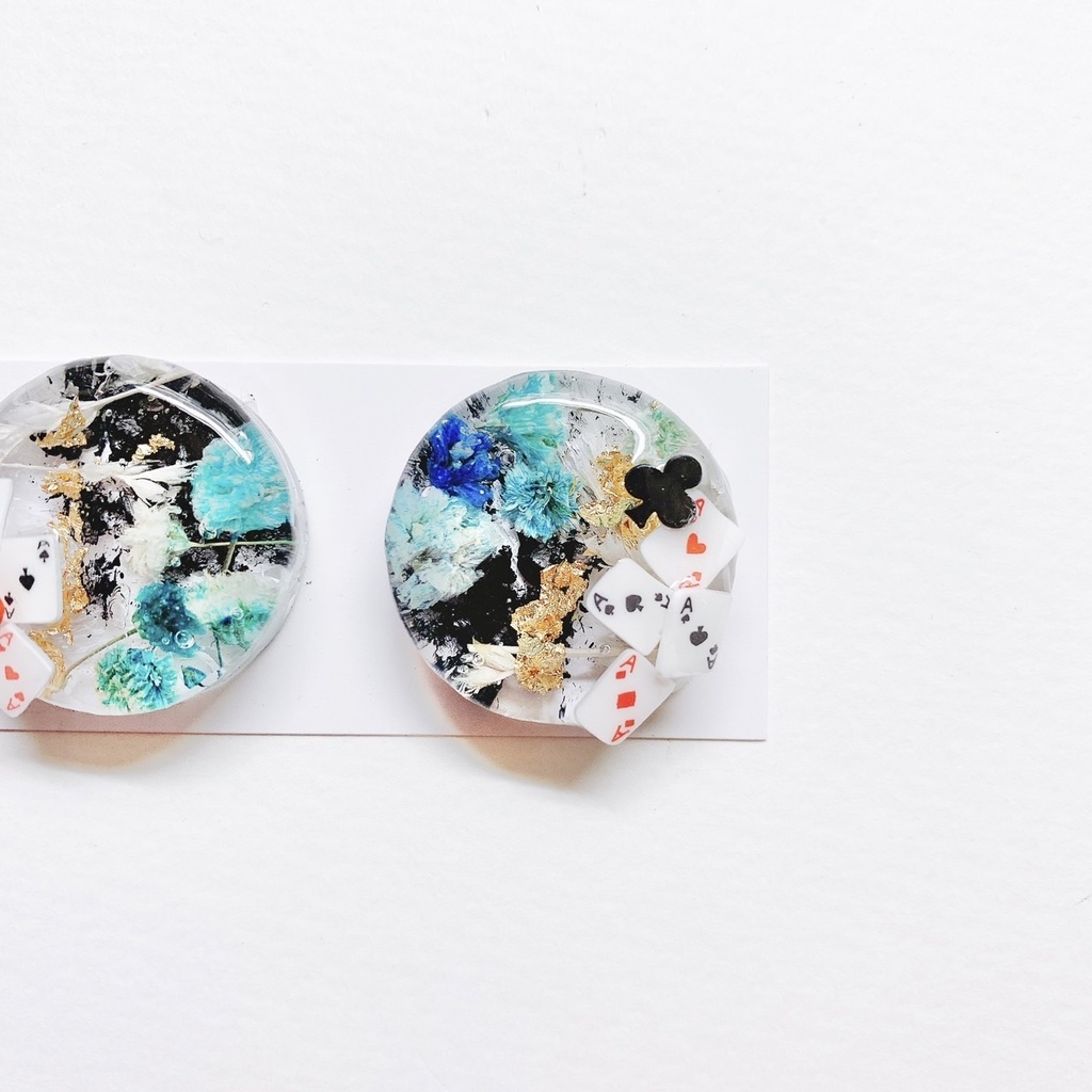 期間限定 不思議の国のアリストランプモチーフの耳飾り 推し活 揺れない ピアスorイヤリング