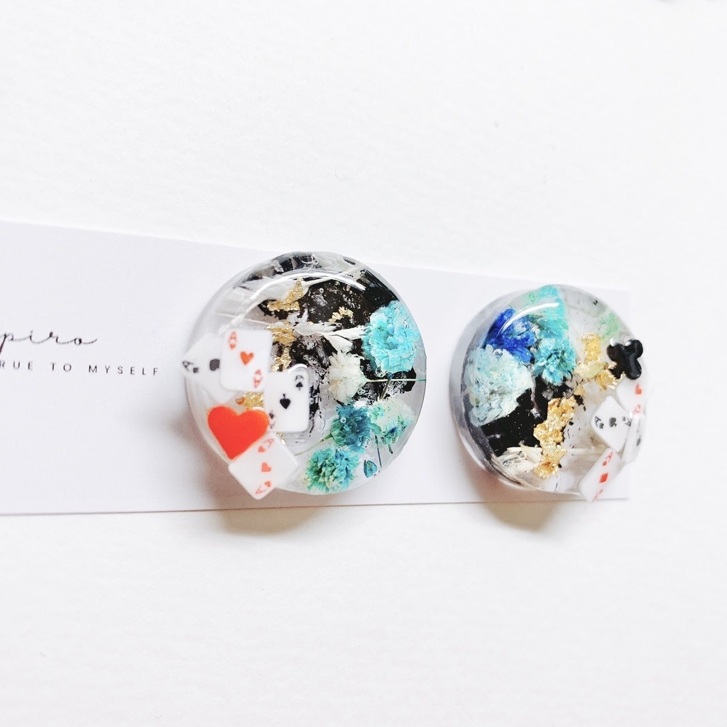 期間限定 不思議の国のアリストランプモチーフの耳飾り 推し活 揺れない ピアスorイヤリング