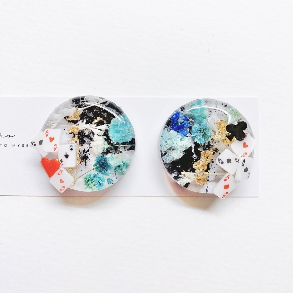 期間限定 不思議の国のアリストランプモチーフの耳飾り 推し活 揺れない ピアスorイヤリング