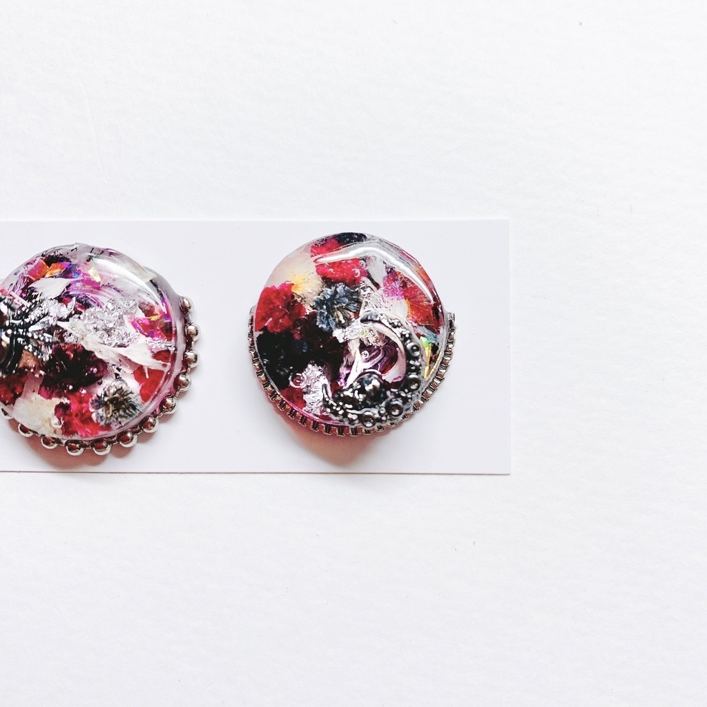 赤黒とボールチェーンの耳飾り 推し活 ピアスorイヤリング