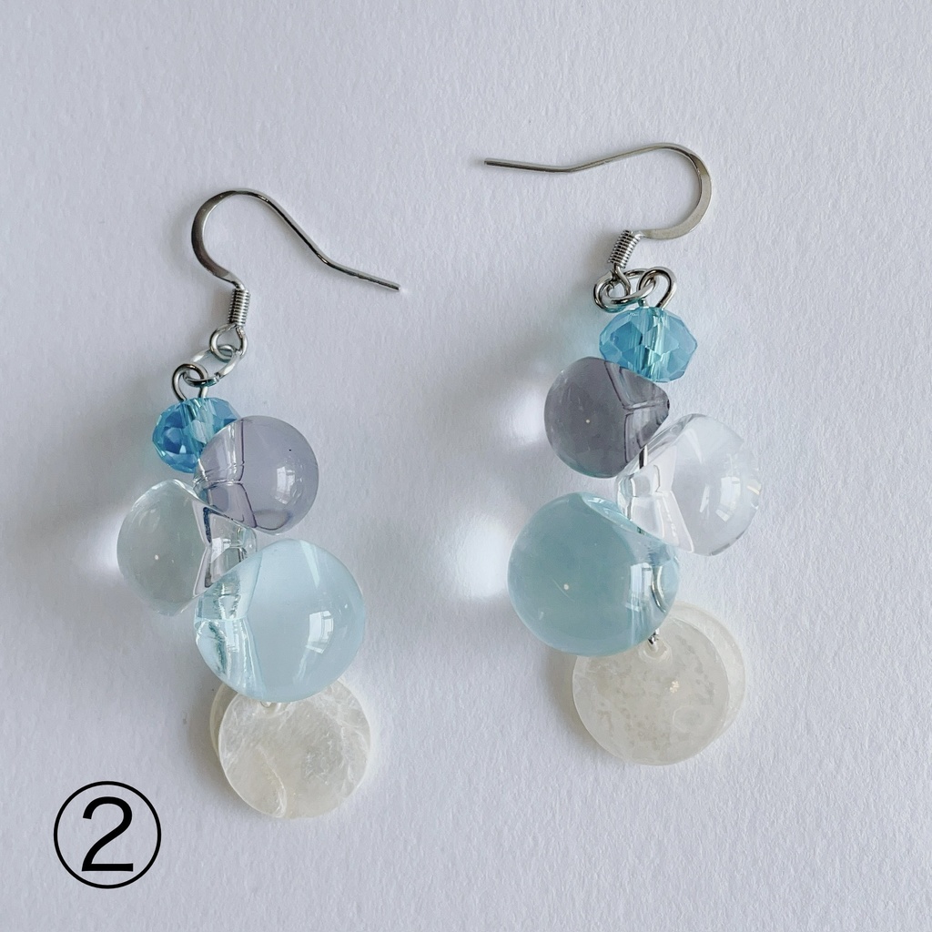 【725】連なる鈴丸ビーズのピアス