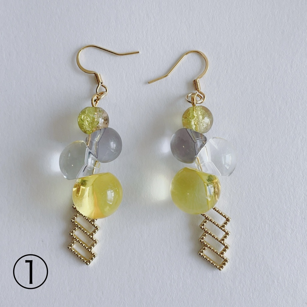 【725】連なる鈴丸ビーズのピアス