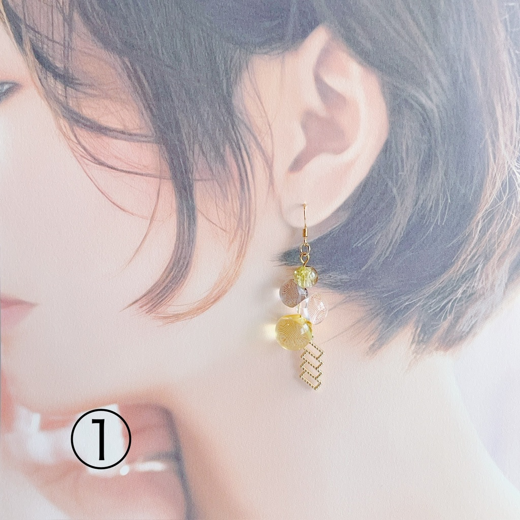 【725】連なる鈴丸ビーズのピアス