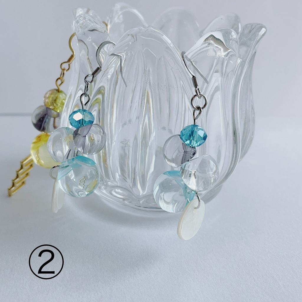 【725】連なる鈴丸ビーズのピアス