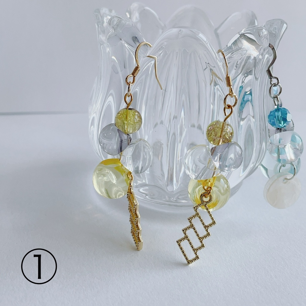 【725】連なる鈴丸ビーズのピアス