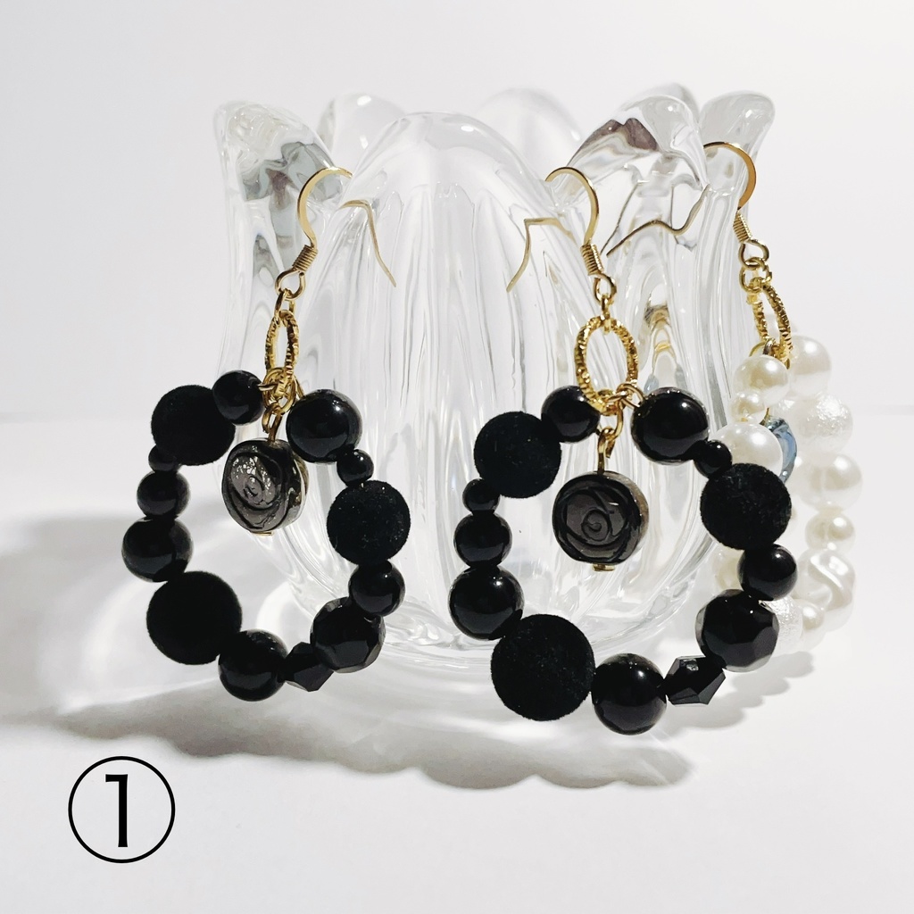 【725】薔薇ビーズを使ったリング状ピアス