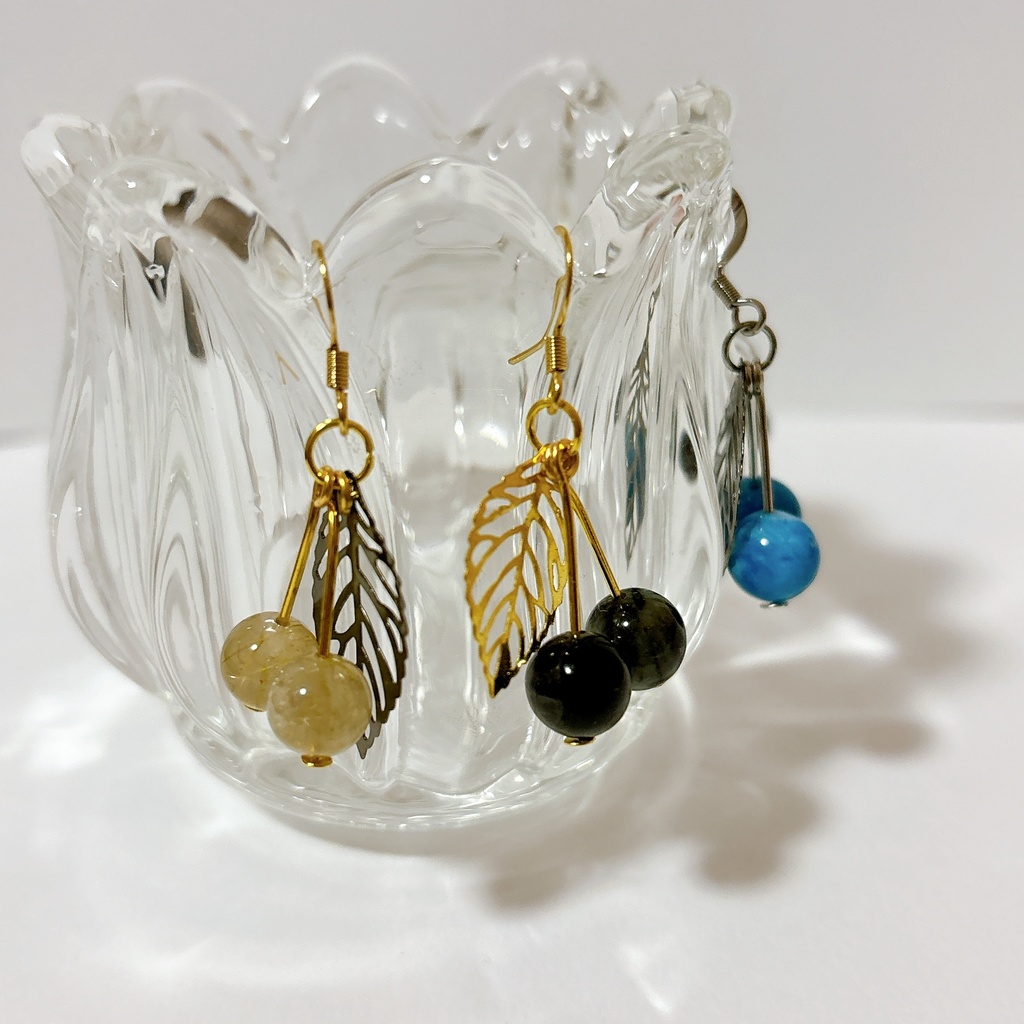 【725】イメージカラーのさくらんぼモチーフピアス①