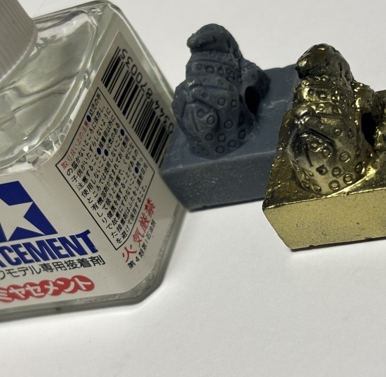実寸台の金印(塗装済み)-漢委奴国王印