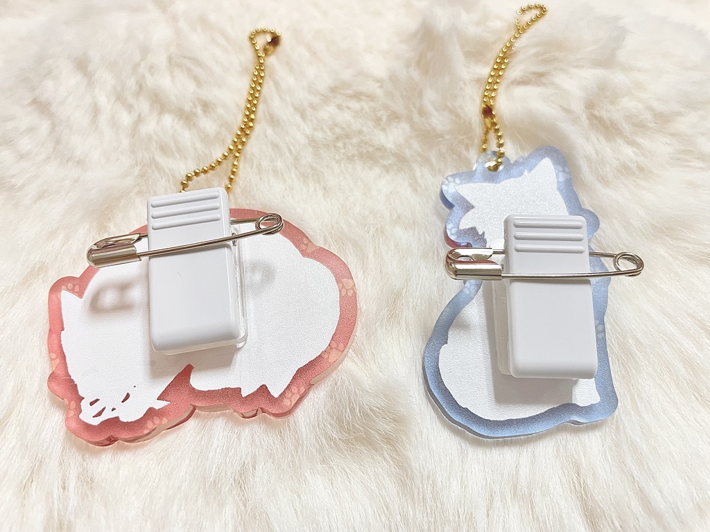 【もこけーねは猫の国】マスコットのアクリルバッジクリップ