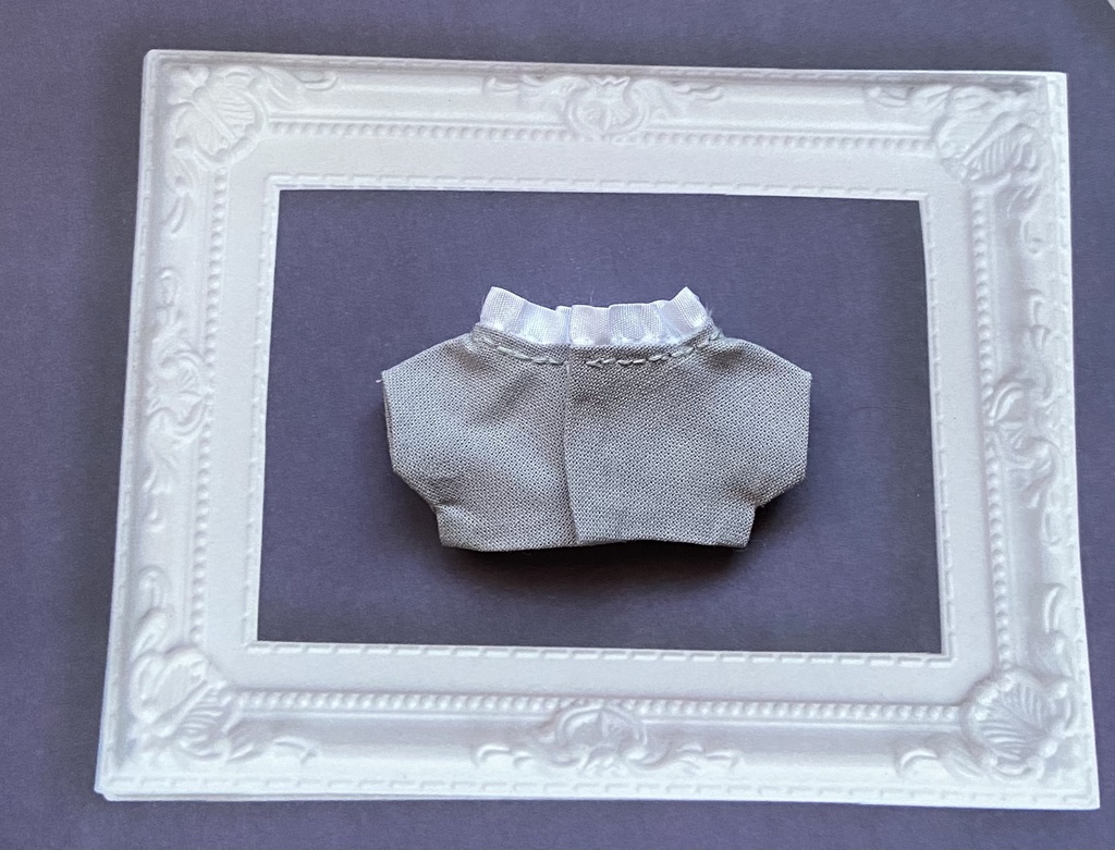 刺繍フリルTシャツ