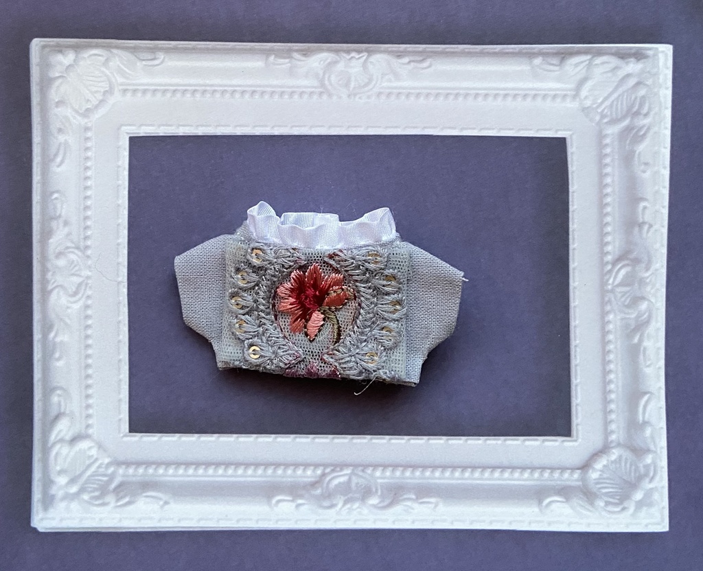 刺繍フリルTシャツ