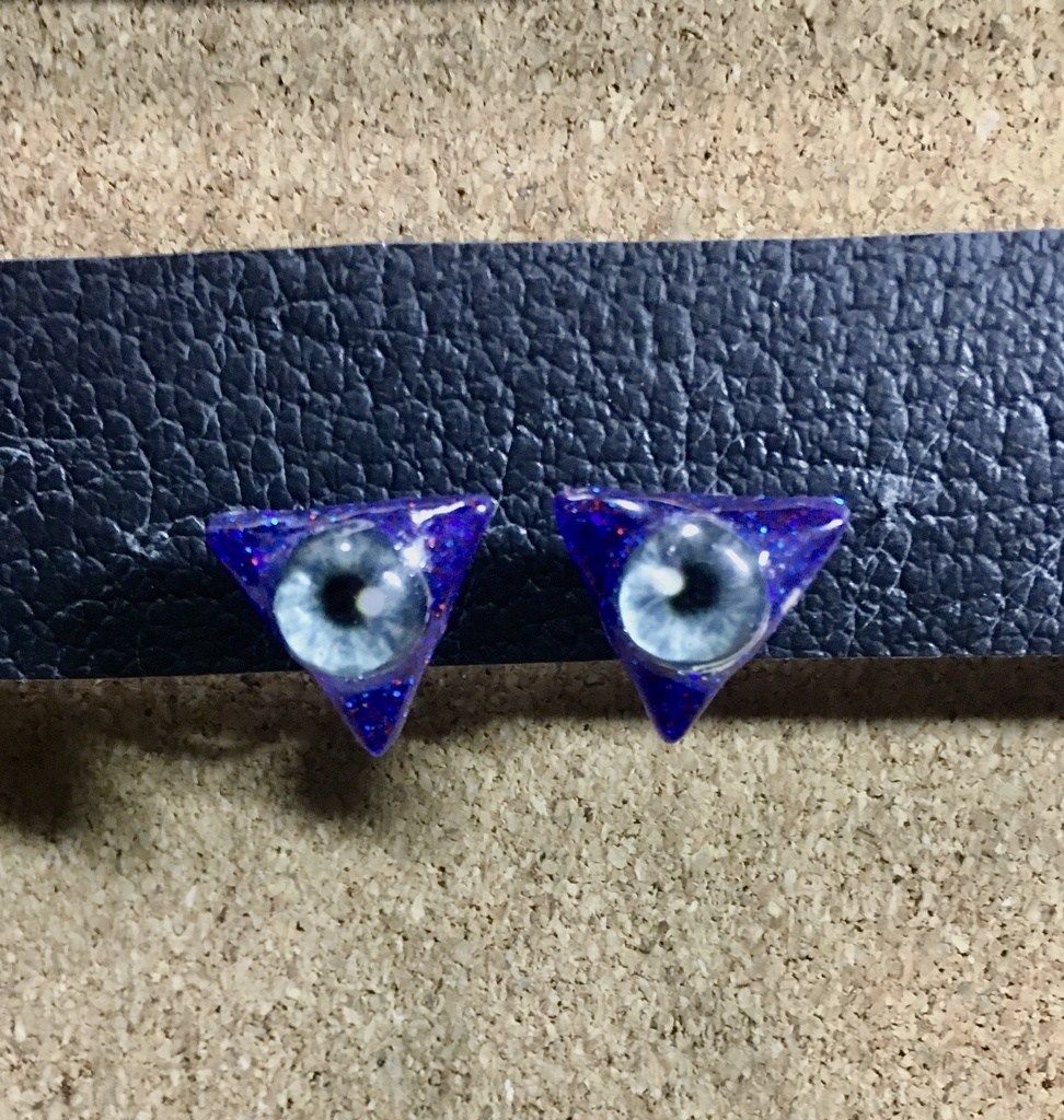 三角目玉イヤリング(下向き三角ver)