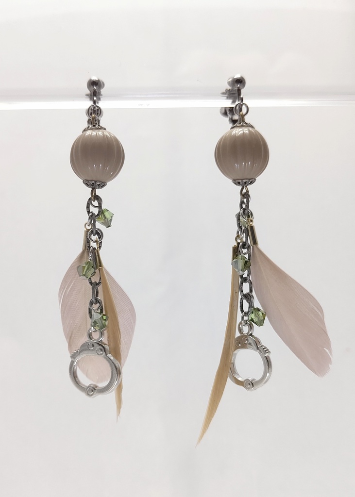 囚人【ボア】イメージイヤリング