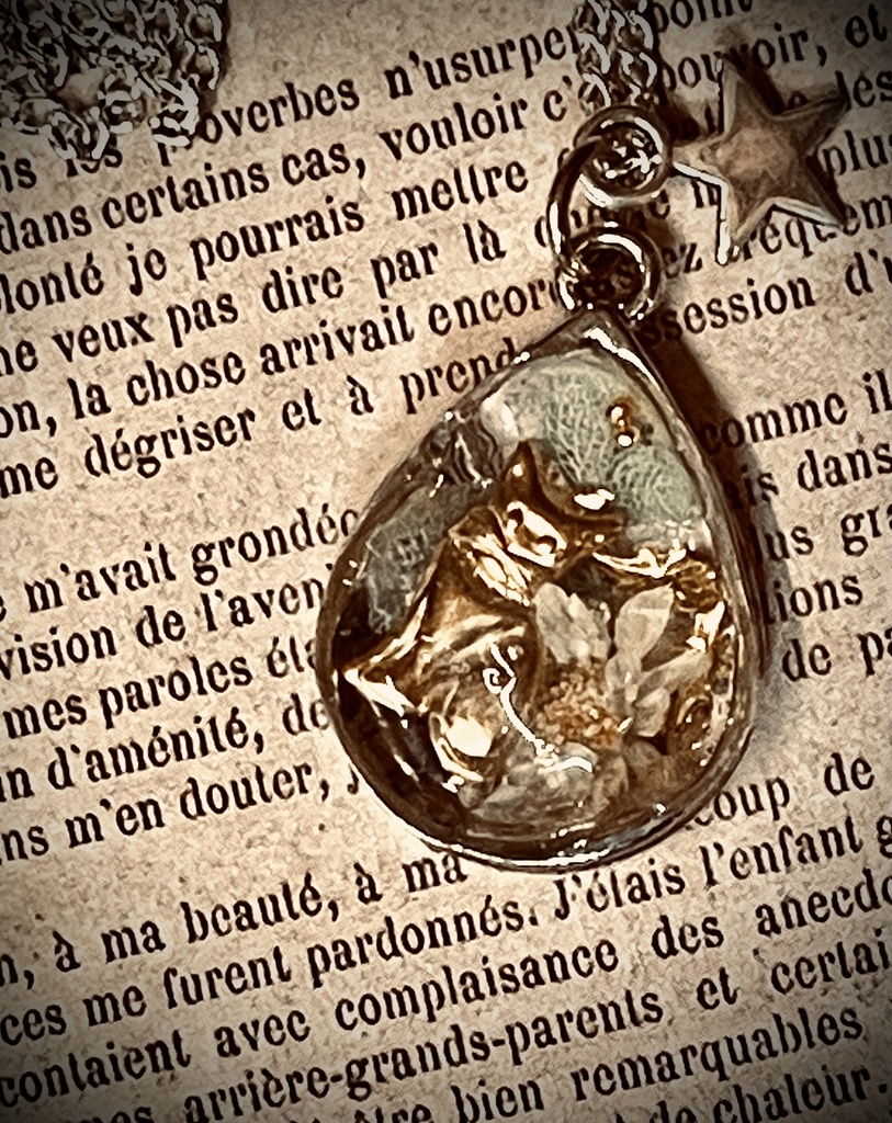 １　しずくがた猫ちゃん入りレジンペンデュラム