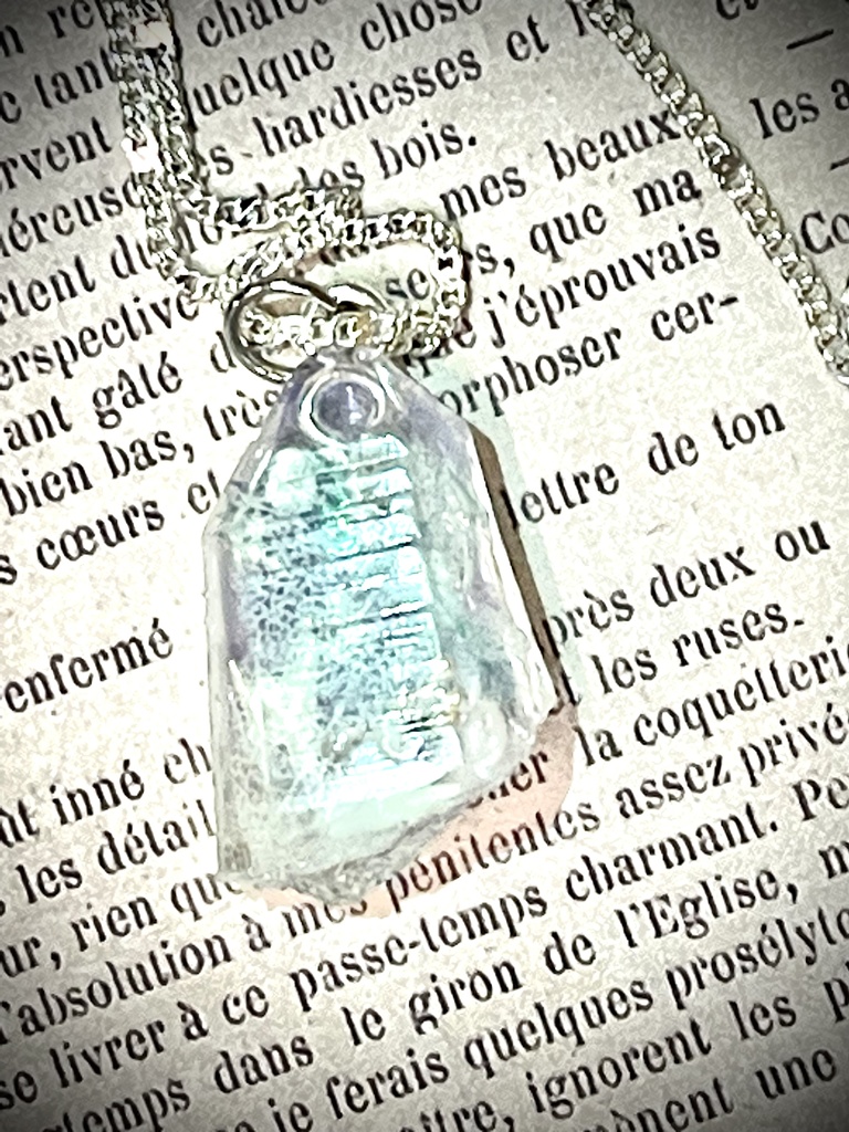 ４　レジンの水色鉱石のプチペンデュラム