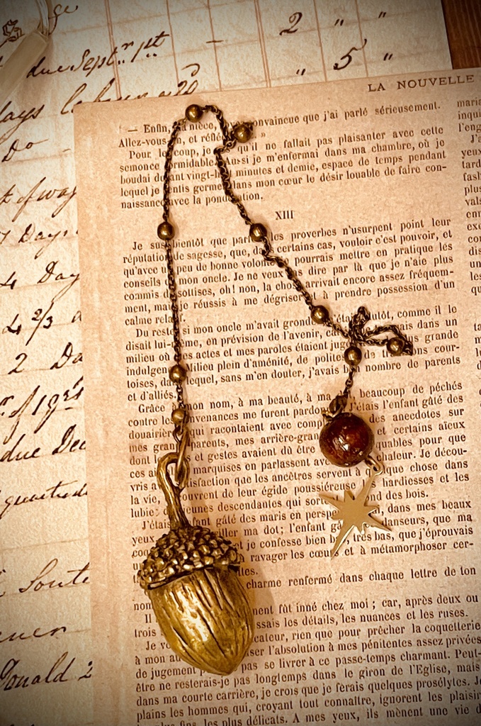 ペンデュラム　アンティークカラーのどんぐり