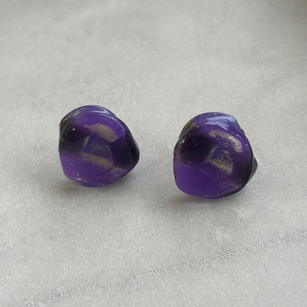 紫と黒の天然石風ピアス