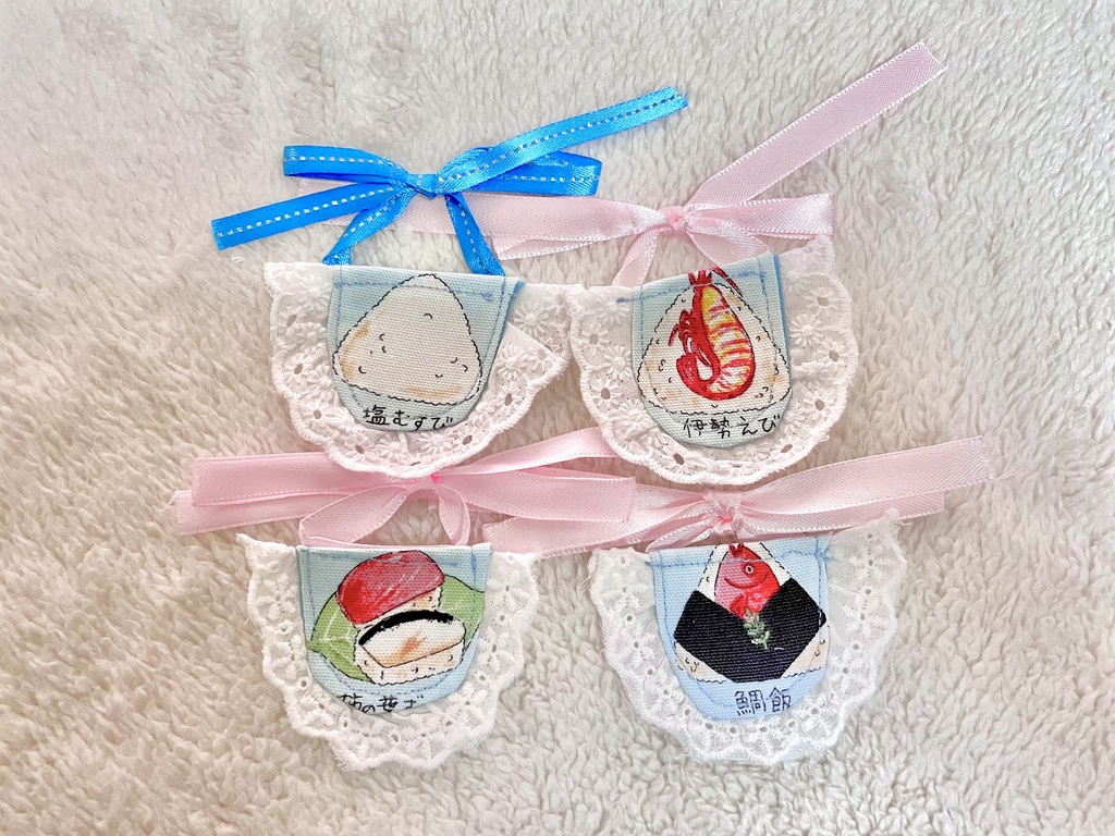 ぬいぐるみのエプロン おにぎり柄