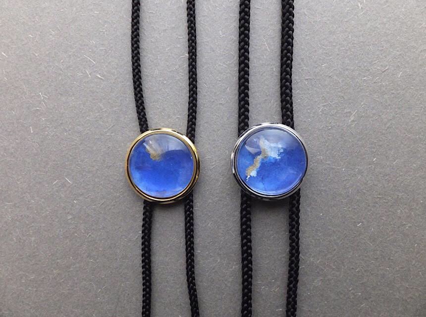 原画 鮮やかな青のループタイ Maddoc Booth