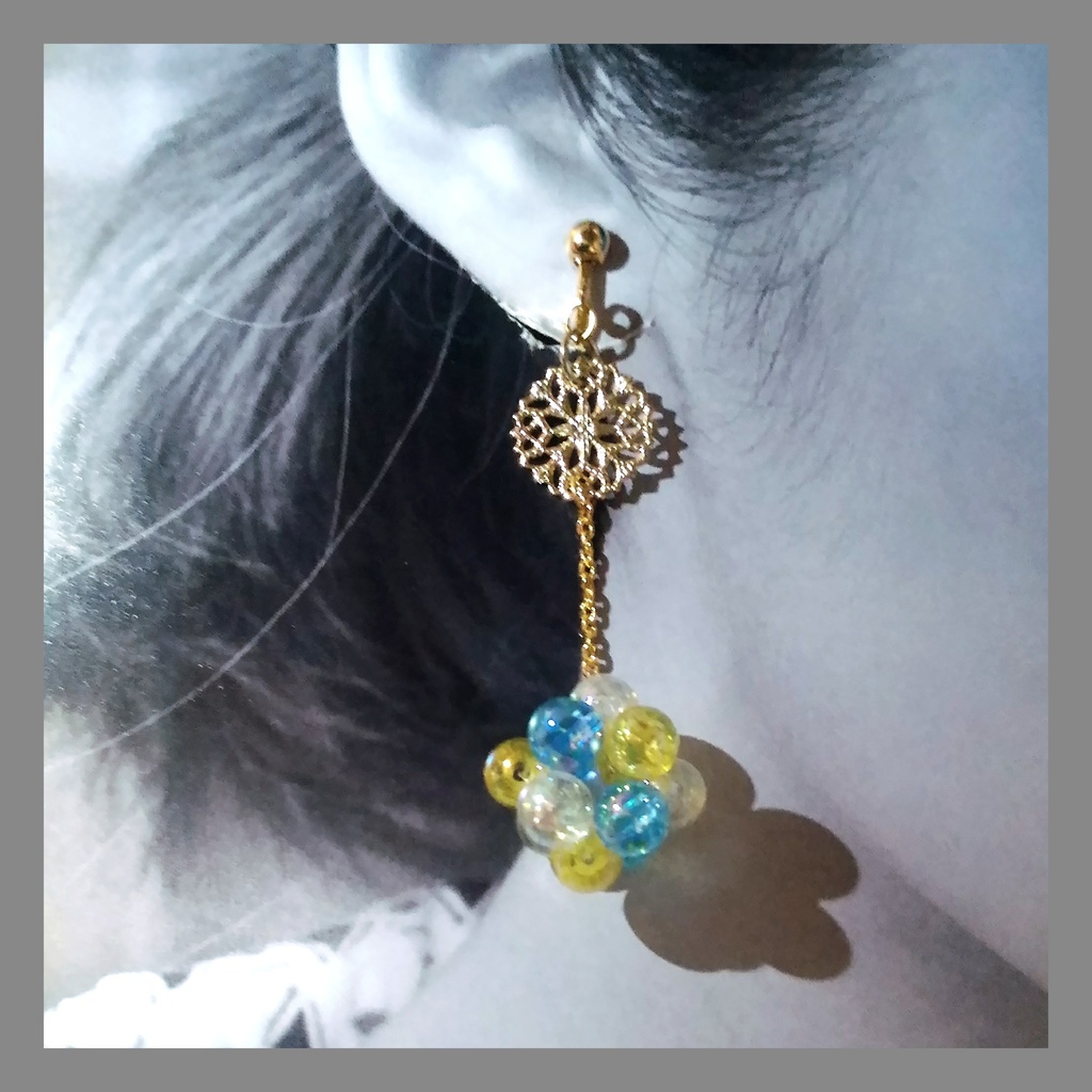 透かしとビーズボールのイヤリング