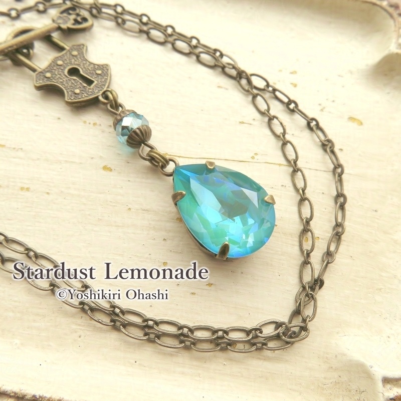 空と海の涙 スワロドロップのペンダント