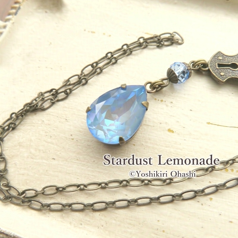 空と海の涙 スワロドロップのペンダント