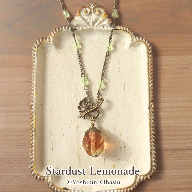 燐光樹の果実 ウランガラスのネックレス