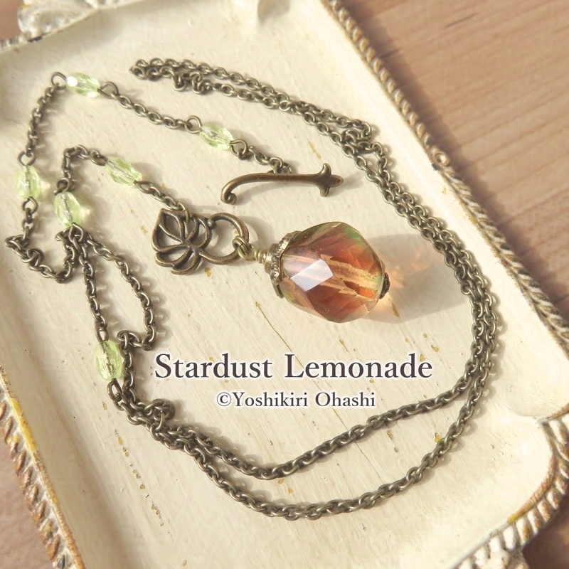 燐光樹の果実 ウランガラスのネックレス