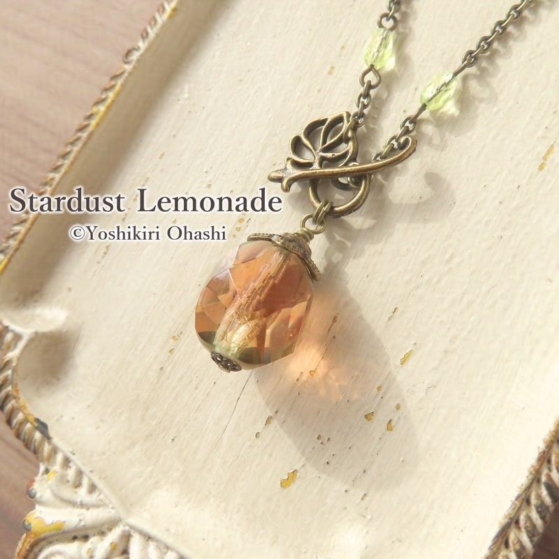 燐光樹の果実 ウランガラスのネックレス