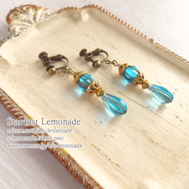 青の雫の耳飾り