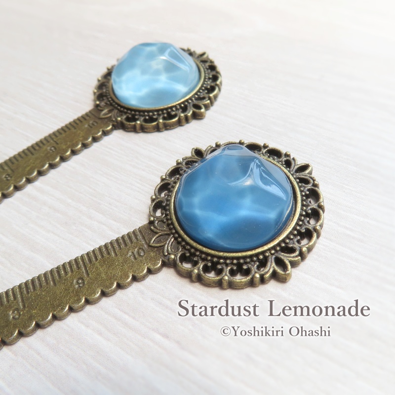 揺れる水面の定規