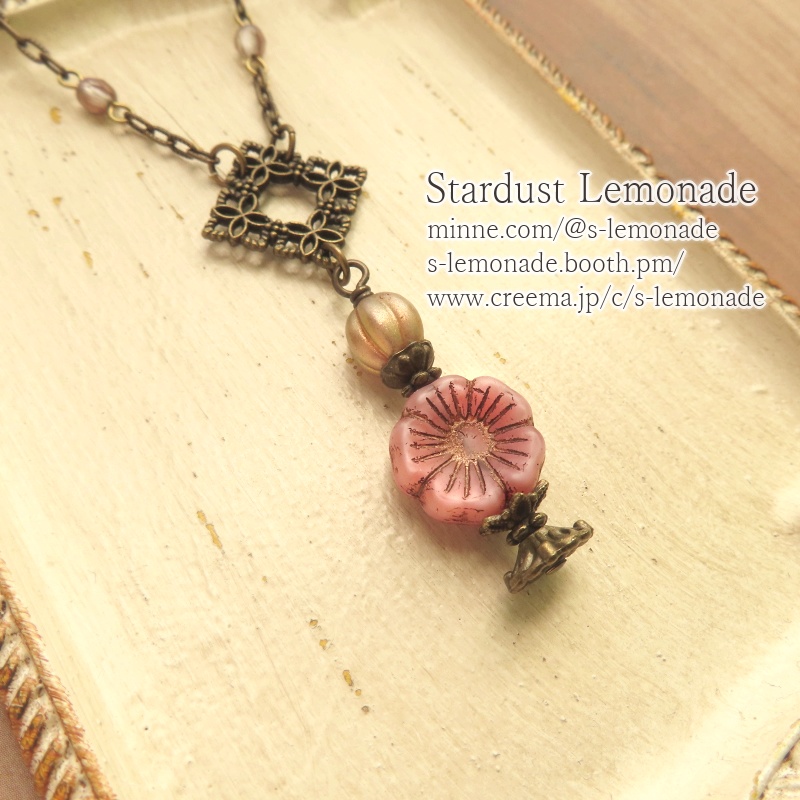 アンティークフラワーの小瓶ネックレス