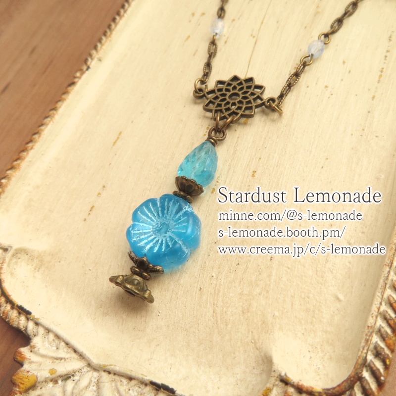 アクアフラワーの小瓶ネックレス