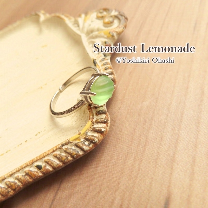 燐光ドロップ ウランガラスのリング