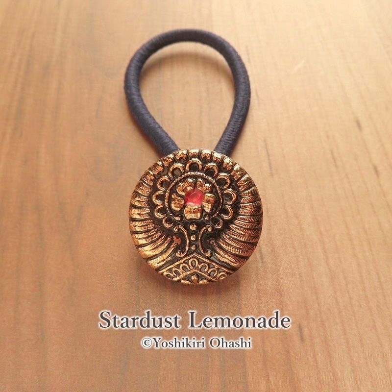 赤い花咲く木の丘で チェコガラスボタンのヘアゴム