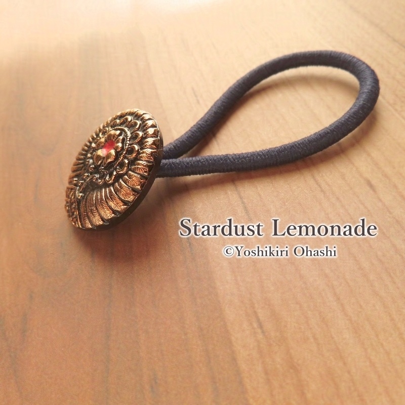 赤い花咲く木の丘で チェコガラスボタンのヘアゴム