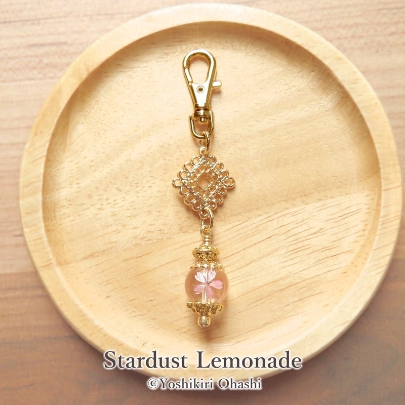 さくら水晶の提灯チャーム