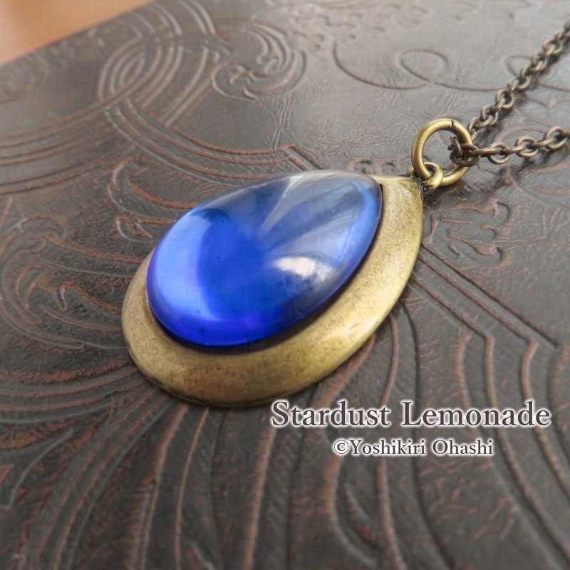 青い雫のペンダント