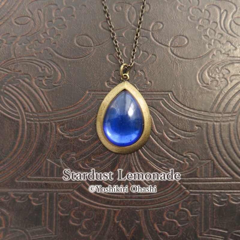 青い雫のペンダント