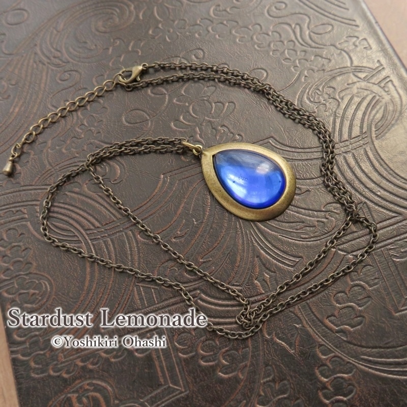 青い雫のペンダント