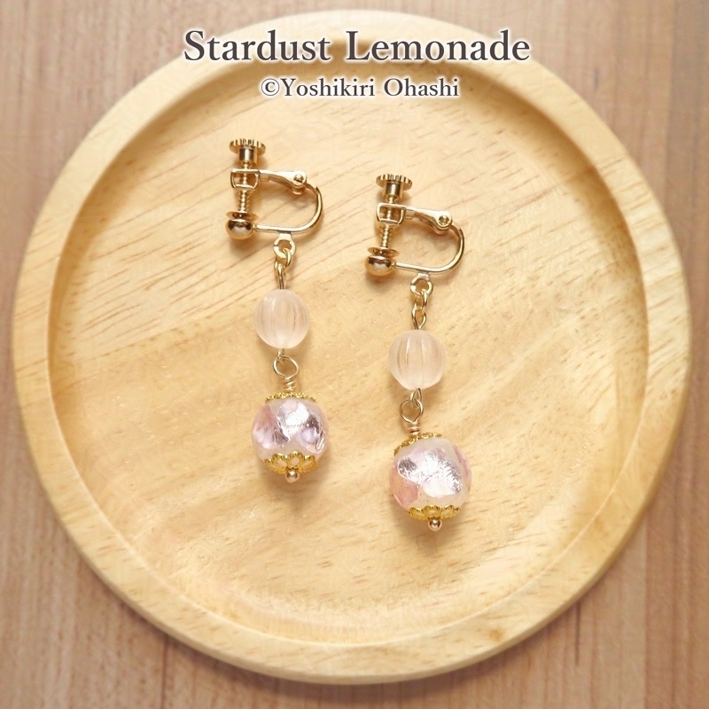 こぼれ桜の耳飾り 桃色ホタルガラスのイヤリング