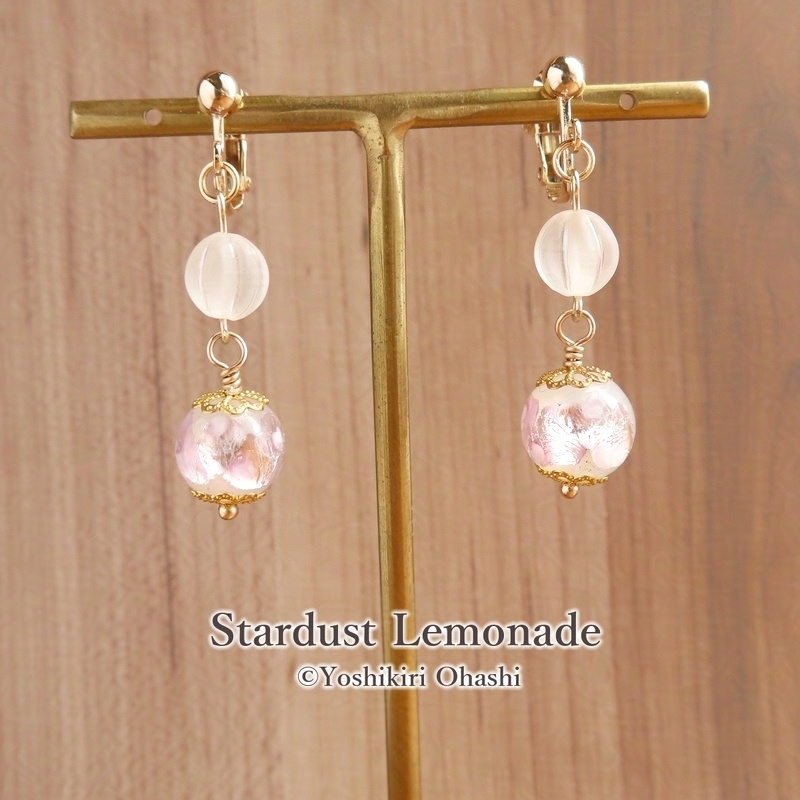 こぼれ桜の耳飾り 桃色ホタルガラスのイヤリング