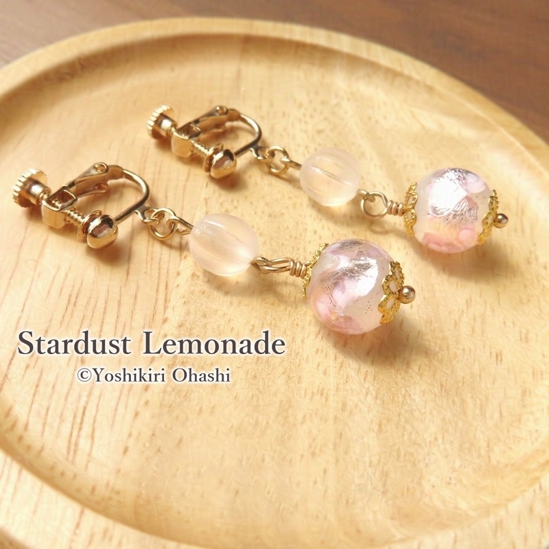 こぼれ桜の耳飾り 桃色ホタルガラスのイヤリング