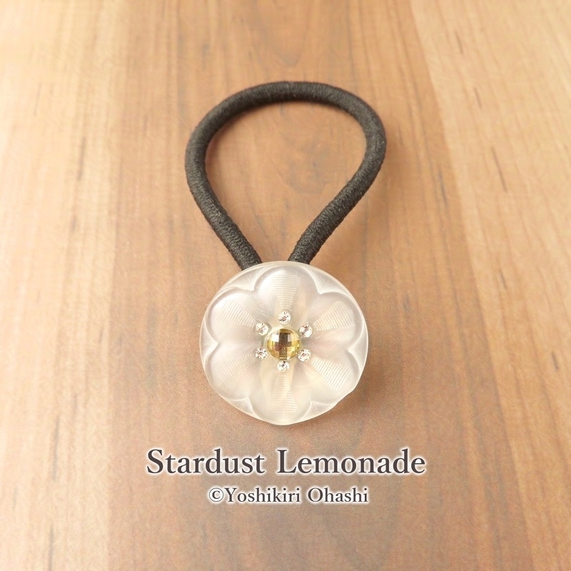 白い花のヘアゴム