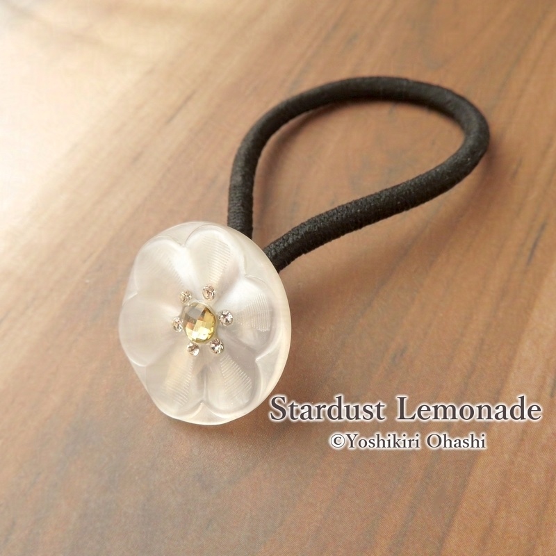 白い花のヘアゴム