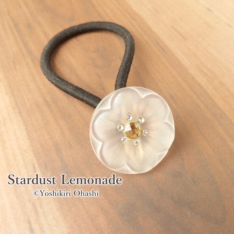 白い花のヘアゴム