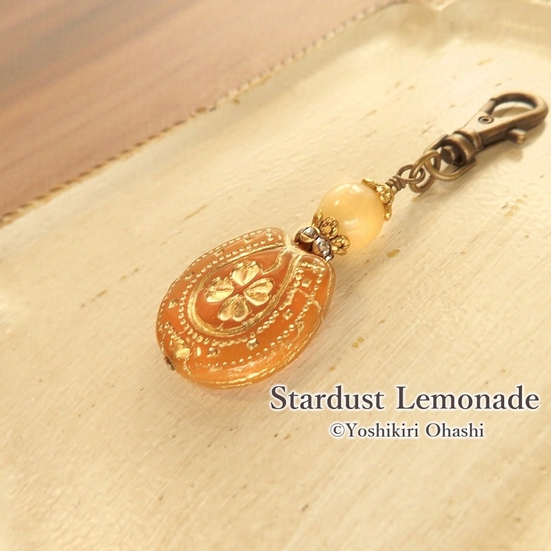 幸せの四つ葉とホースシューのチャーム