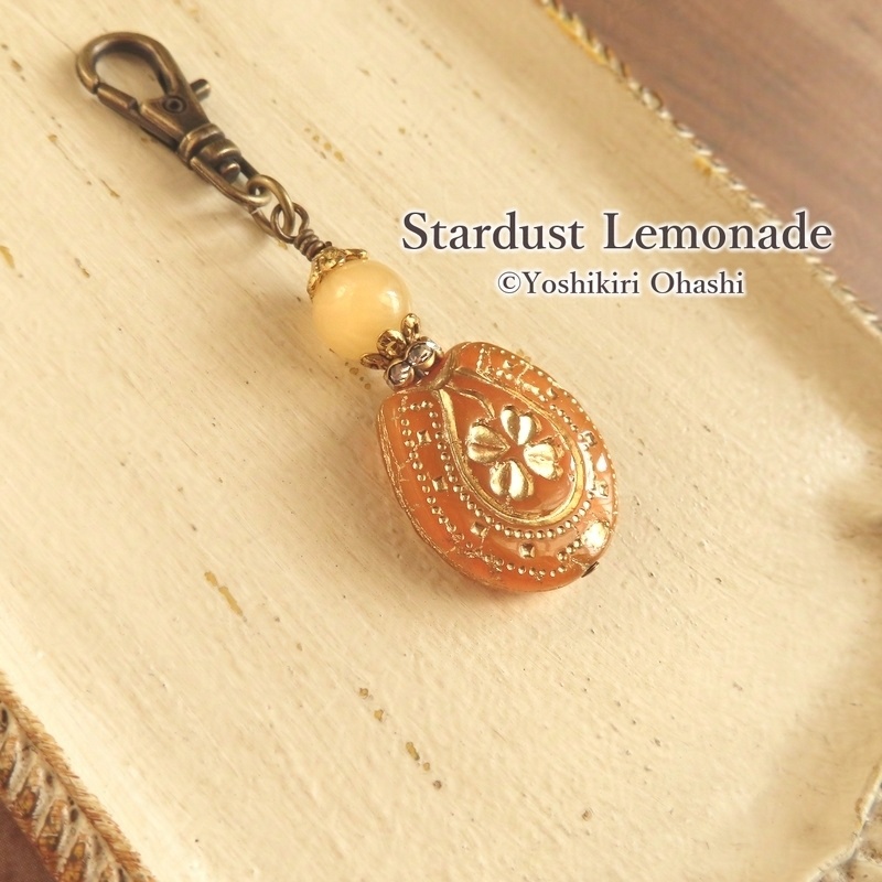 幸せの四つ葉とホースシューのチャーム